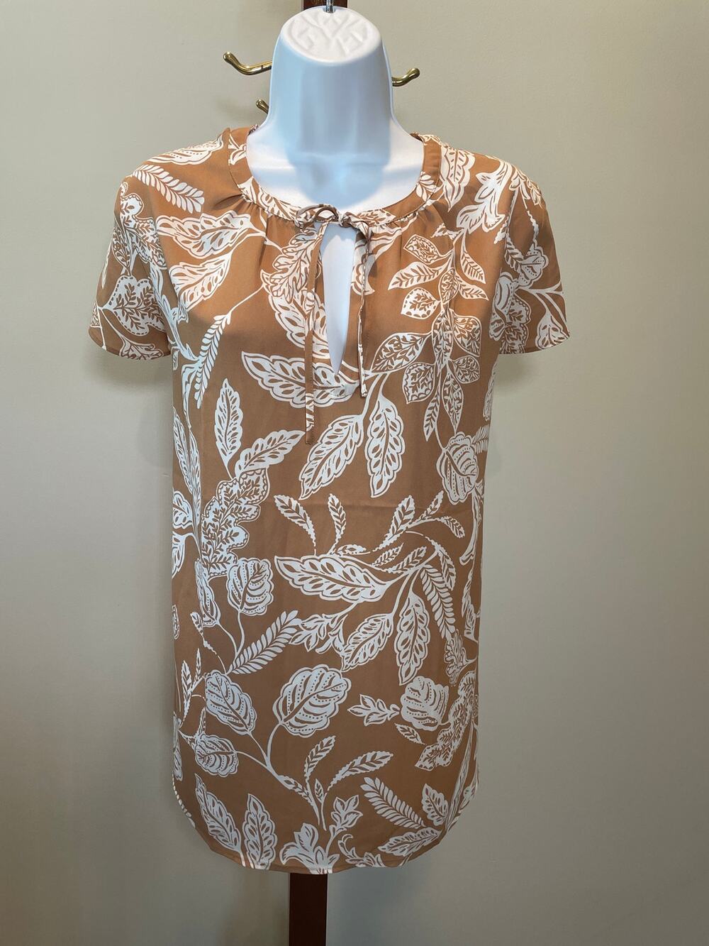 Ann Taylor Size XL Tan Top with Cream Leaf Design